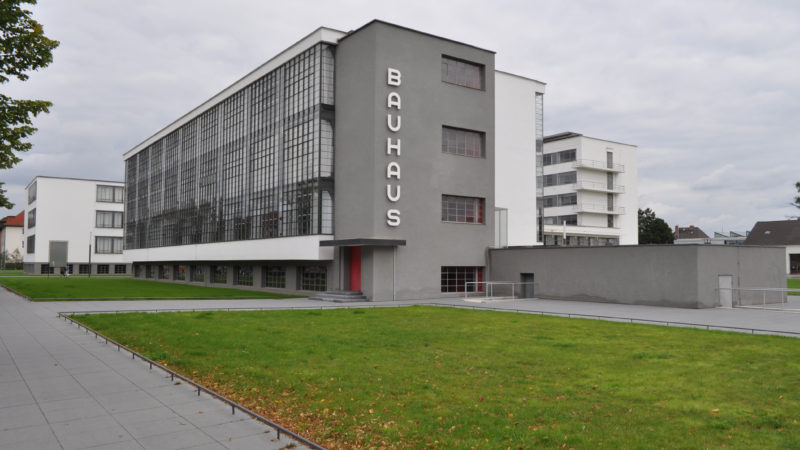 Restaurierung, Bestandsanalyse, Farbkonzept - Dessau, Bauhausgebäude, Gesamtansicht
