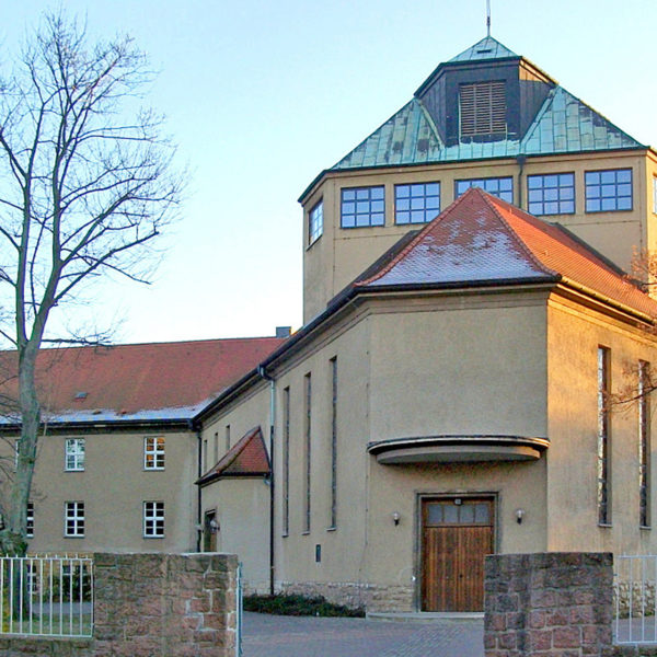 Halle Kirche Zur Heiligsten Dreieinigkeit, Ansicht Fassade