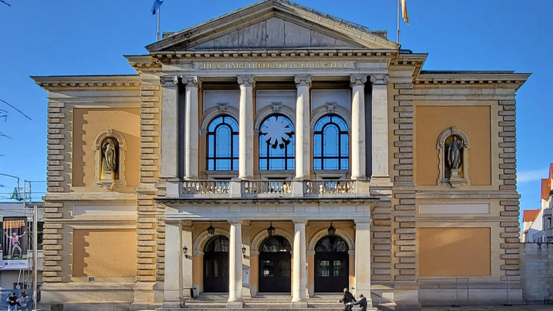 Halle, Opernhaus, Fassade, Restaurierung Wandmalereien