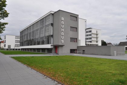 Restaurierung, Bestandsanalyse, Farbkonzept - Dessau, Bauhausgebäude, Gesamtansicht
