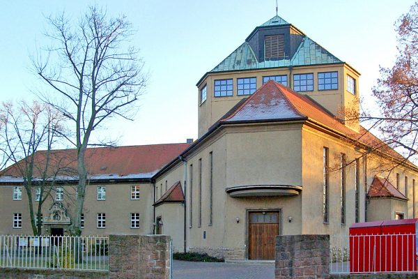 Halle Kirche Zur Heiligsten Dreieinigkeit, Ansicht Fassade